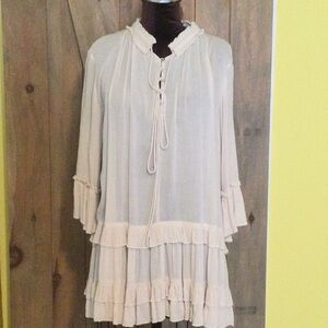 Tunic top cream 3/4 sleeve ruffle hem